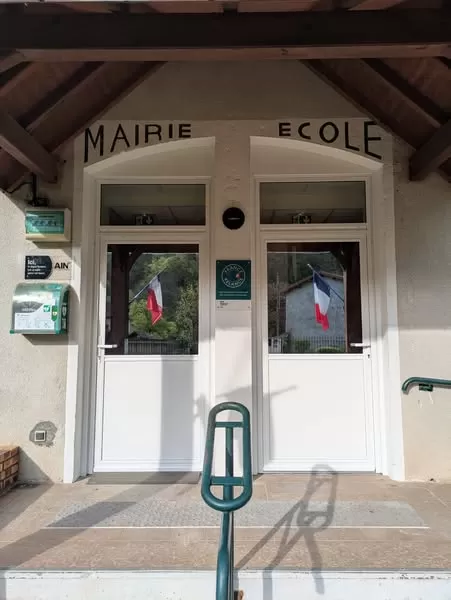 Pose de la porte d'entrée en aluminium sur la mairie à Conand, Ambérieu-en-Bugey, Bugey Menuiserie et Rénovation