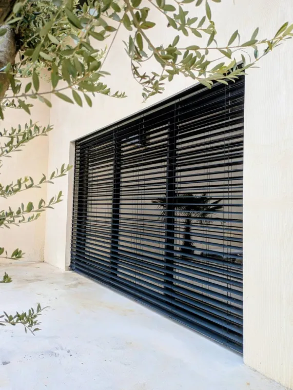 Installation d'un brise-soleil orientable (BSO) sur une grande baie vitrée à Ambérieu-en-Bugey, Ambérieu-en-Bugey, Bugey Menuiserie et Rénovation