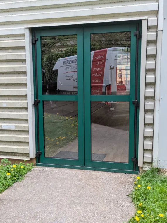 Remplacement des issues de secours de la salle polyvalente à Saint-Rambert, Ambérieu-en-Bugey, Bugey Menuiserie et Rénovation