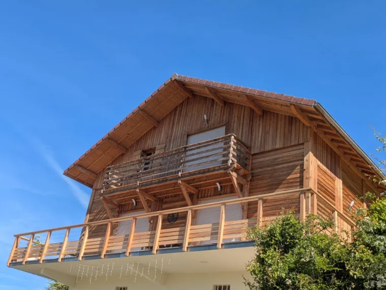 Pose d'un garde-corps en mélèze et câbles inox sur un chalet à Ambérieu-en-Bugey, Ambérieu-en-Bugey, Bugey Menuiserie et Rénovation
