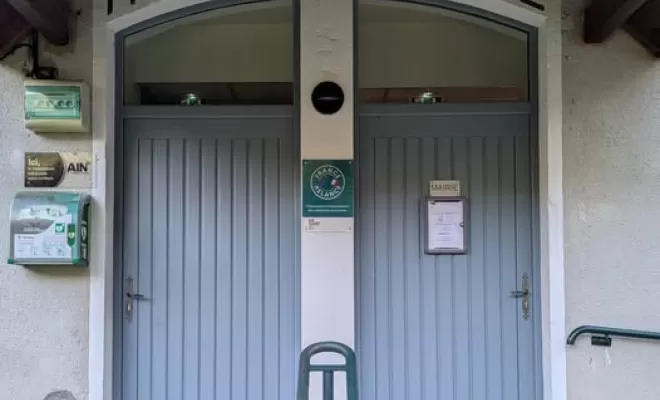 Pose de la porte d'entrée en aluminium sur la mairie à Conand, Ambérieu-en-Bugey, Bugey Menuiserie et Rénovation