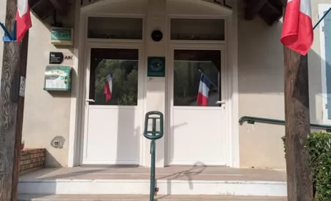 Pose de la porte d'entrée en aluminium sur la mairie à Conand, Ambérieu-en-Bugey, Bugey Menuiserie et Rénovation