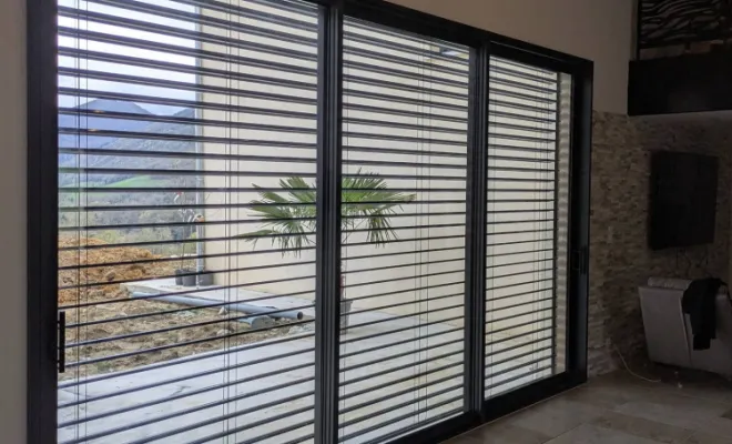 Installation d'un brise-soleil orientable (BSO) sur une grande baie vitrée à Ambérieu-en-Bugey, Ambérieu-en-Bugey, Bugey Menuiserie et Rénovation