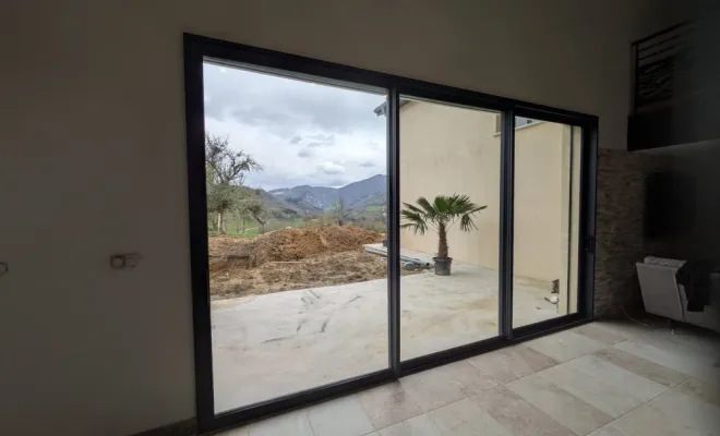 Installation d'un brise-soleil orientable (BSO) sur une grande baie vitrée à Ambérieu-en-Bugey, Ambérieu-en-Bugey, Bugey Menuiserie et Rénovation