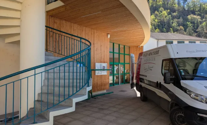 Remplacement des issues de secours de la salle polyvalente à Saint-Rambert, Ambérieu-en-Bugey, Bugey Menuiserie et Rénovation