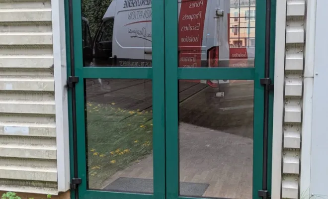 Remplacement des issues de secours de la salle polyvalente à Saint-Rambert, Ambérieu-en-Bugey, Bugey Menuiserie et Rénovation