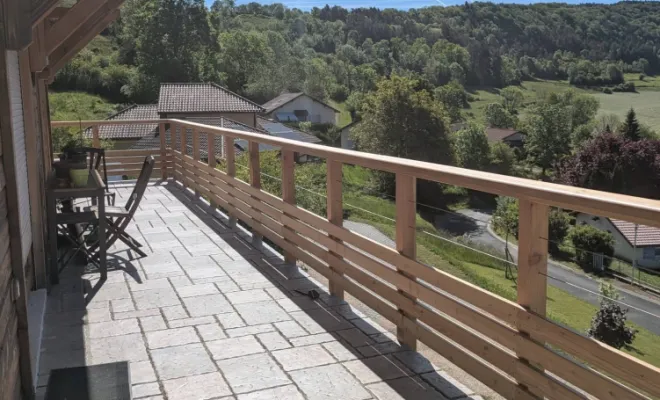 Pose d'un garde-corps en mélèze et câbles inox sur un chalet à Ambérieu-en-Bugey, Ambérieu-en-Bugey, Bugey Menuiserie et Rénovation