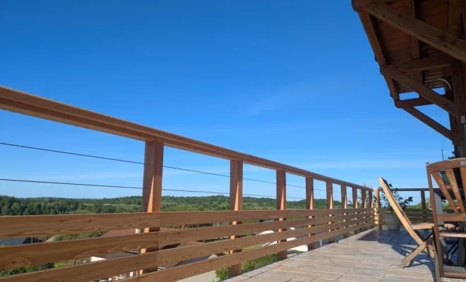 Pose d'un garde-corps en mélèze et câbles inox sur un chalet à Ambérieu-en-Bugey, Ambérieu-en-Bugey, Bugey Menuiserie et Rénovation