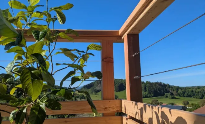Pose d'un garde-corps en mélèze et câbles inox sur un chalet à Ambérieu-en-Bugey, Ambérieu-en-Bugey, Bugey Menuiserie et Rénovation
